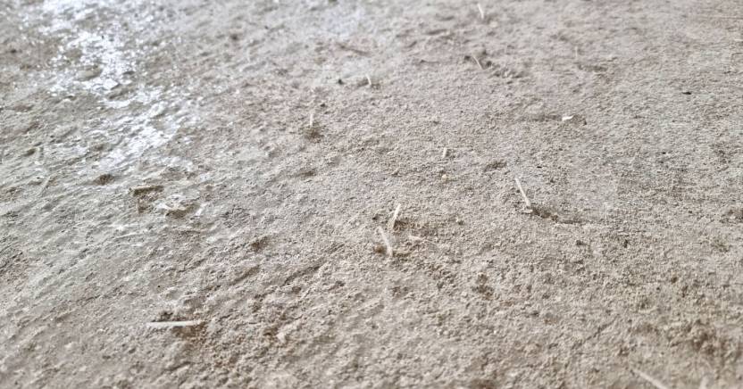 Aljzatbeton erősítése szintetikus szálakkal